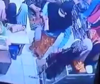 Viral Detik-detik 2 Emak-emak Nekat Mencuri Dompet Saat Belanja di Pasar Bone