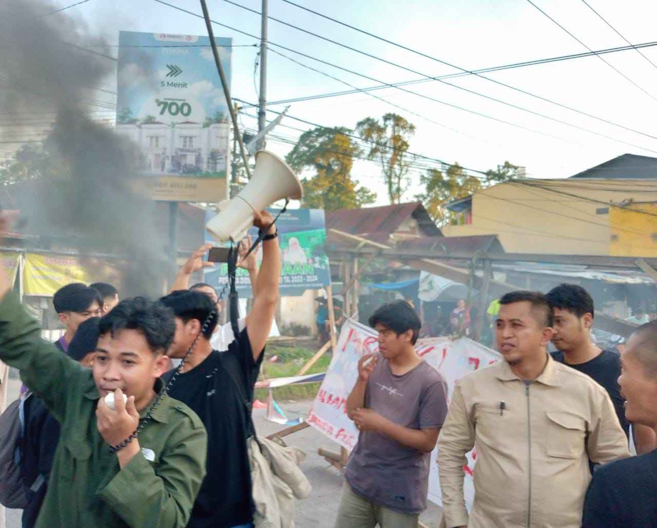 Warga Romang Polong, Kecamatan Somba Opu, Kabupaten Gowa, blokade jalan tuntut perbaikan jalan yang rusak parah. (Foto: Rakyat.News/Regent Aprianto Husen)