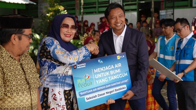 PLN UIP Sulawesi Salurkan Bantuan Sanitasi dan Air Bersih untuk 8 SD di Makassar
